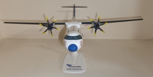 CANARYFLY "8 ISLAS"  ATR72-212 A   1/100   REF. 224356 - Imagen 4